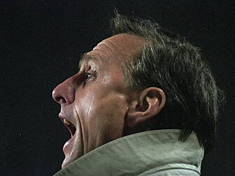 Ajax fans honour Cruyff's...
